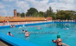 Entrega de planillas de salud para actividades de natación en verano