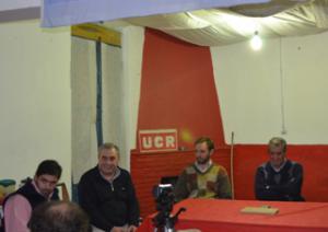 Reunin de Lindor Burgos junto a autoridades de la UCR con las nuevas autoridades del subcomit de Chillar